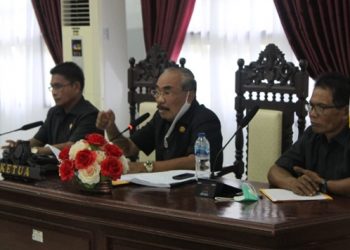 Komisi I DPRD saat menggelar Rapat Dengar Pendapat bersama perwakilan masyarakat soal seleksi perangkat desa.