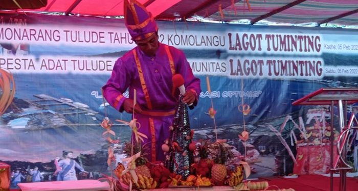 Pemotongon Kue Adat Tamo Dalam Tulude Lagot 2022 (Foto: Barta1)