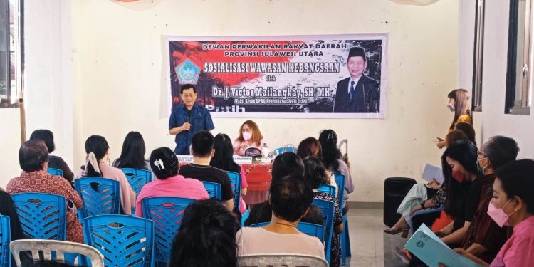 Wakil DPRD Sulut, Victor Mailangkay, saat melakukan sosialisasi wawasan kebangsaan. (foto: setwan)