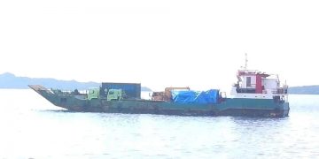 Foto : Kapal LCT bermuatan alat berat PT. TMS meninggalkan Pulau Sangihe (Dok: Istimewa)