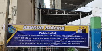 Foto : Salah satu pengumuman pewajiban Kartu Vaksin dan Rapid Antigen untuk masuk ke Kepulauan Sangihe yang disampaikan melalui Baliho di Pelabuhan Manado (Dok: Istimewa)