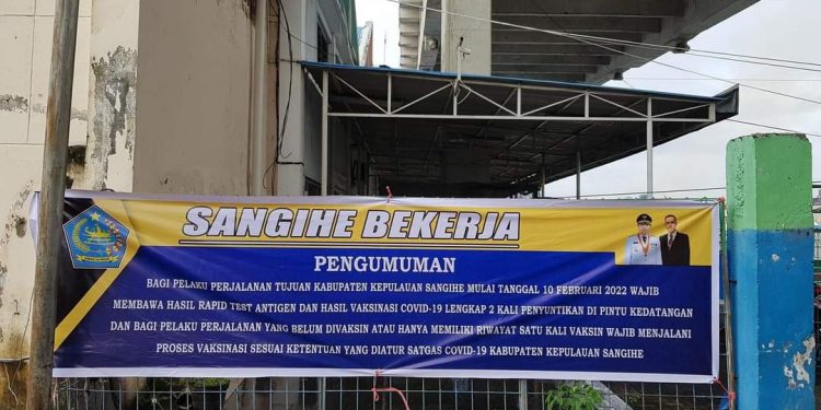 Foto : Salah satu pengumuman pewajiban Kartu Vaksin dan Rapid Antigen untuk masuk ke Kepulauan Sangihe yang disampaikan melalui Baliho di Pelabuhan Manado (Dok: Istimewa)