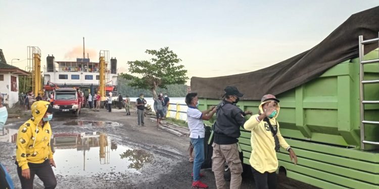 Foto : Aksi masyarakat Sangihe memeriksa kendaraan yang keluar dari KMP Porodisa di Pelabuhan Pananaru. (Foto : Rendy/Doc: Barta1)