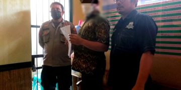 Tersangka SL bersama penyidik Polres Kepulauan Sangihe (Foto : Istimewa)