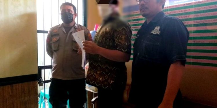 Tersangka SL bersama penyidik Polres Kepulauan Sangihe (Foto : Istimewa)