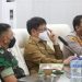 Walikota Andrei Angouw mendengarkan arahan Presiden bersama Dandim dan Kapolresta Manado. (foto-foto: Humas Pemkot Manado)