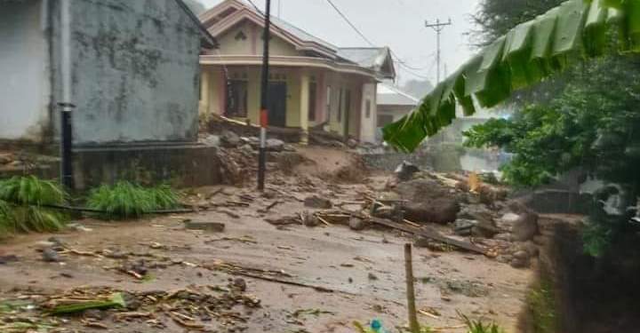 TNI-Polri Bantu Warga di Lokasi Bencana Sitaro