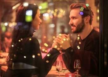 Sumber ilustrasi: https://www.pexels.com/id-id/foto/fotografi-pasangan-berpegangan-tangan-842546/