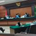 Sidang gugatan yang diajukan warga Kampung Bowone dan Binebas di PTUN Manado. (foto: istimewa)