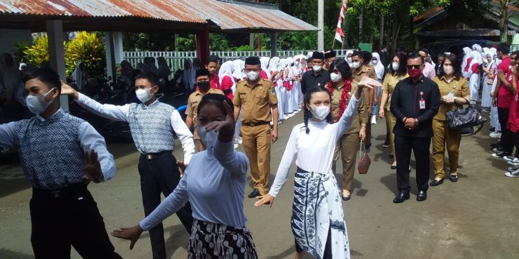 Kadis Pendidikan Sulut, dr Grace Punuh disambut jajaran guru dan murid SMA/SMK saat mengunjungi Kabupaten Bolmut, Senin 8 Maret 2022. (foto: dokumentasi JPS)