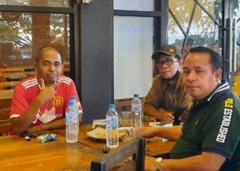 Jim R Tindi (jkiri) bersama Jekmon Amisi (kanan) dan Iverdixon Tinungki (tengah)