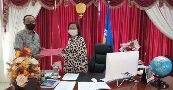 Polimdo Bantu SMPN 11 Manado Mengelolah Sampah