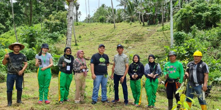 PT Tirta Investama Aqua Pabrik Airmadidi Tanam Pohon Demi Kelestarian Alam