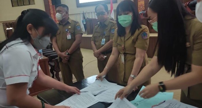 Proses penandatangan Kontrak THL di Sekretariat DPRD Sulut. (foto: sekretariat DPRD)