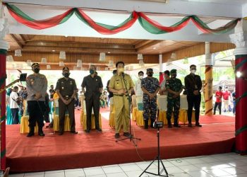 Bupati bersama Forkopimda dan Satgas Penanganan COVID-19 Kabupaten Sangihe saat melaporkan capaian vaksinasi di Kabupaten Sangihe kepada Presiden Joko Widodo via Vidcon. (Istimewa)