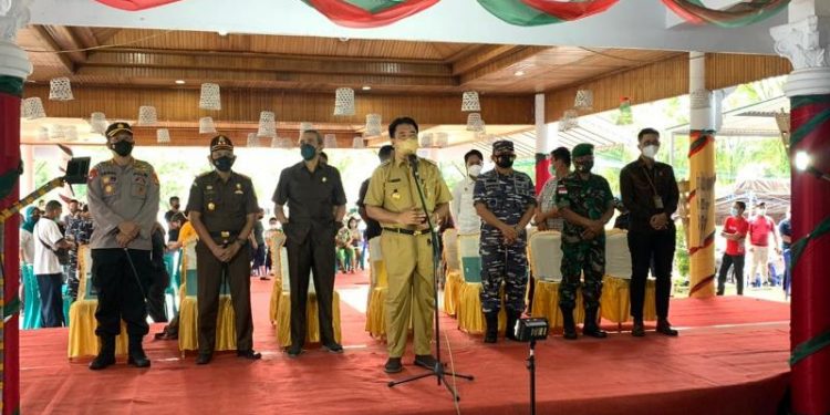 Bupati bersama Forkopimda dan Satgas Penanganan COVID-19 Kabupaten Sangihe saat melaporkan capaian vaksinasi di Kabupaten Sangihe kepada Presiden Joko Widodo via Vidcon. (Istimewa)