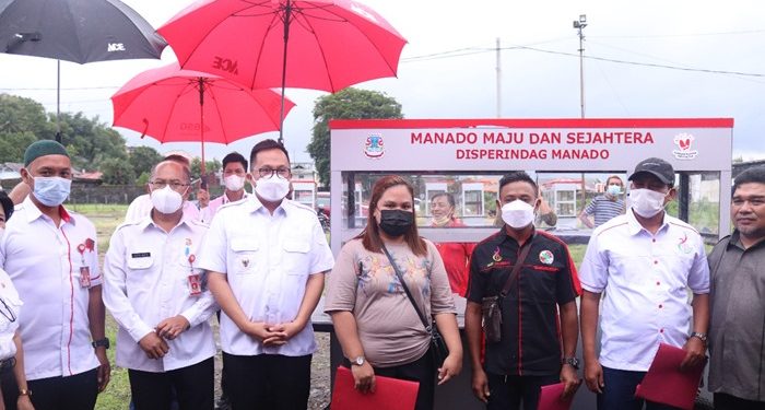 Wakil Walikota Manado Richard Sualang memberikan bantuan kepada para pelaku UMKM dan IKM. (foto: Humas Pemkot Manado)