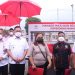 Wakil Walikota Manado Richard Sualang memberikan bantuan kepada para pelaku UMKM dan IKM. (foto: Humas Pemkot Manado)