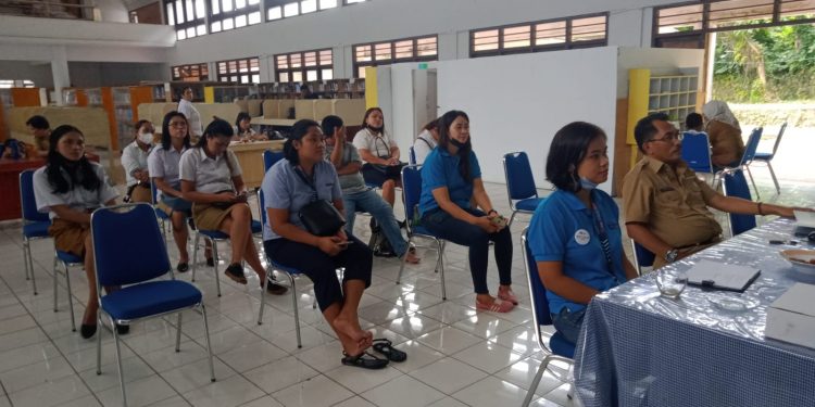Foto : Kepala DPKD Kabupaten Kepulauan Sangihe saat mengikuti webinar Read Alout yang diselenggarakan oleh Rotary Club of Surabaya Persada (Dok : Rendy/Barta1)
