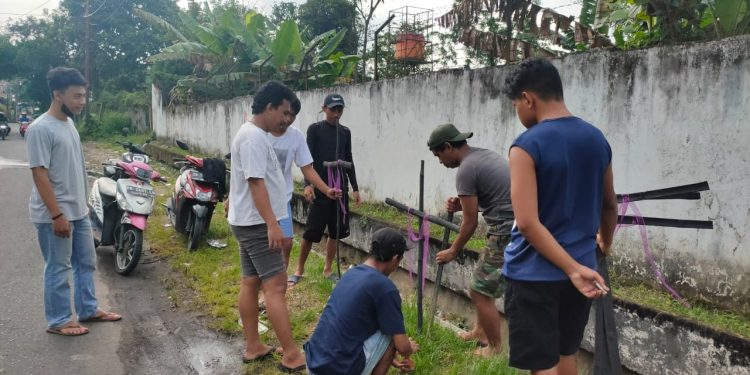 Pemuda GMIM Yarden Kampung Islam Sebar Ratusan Salib Paskah