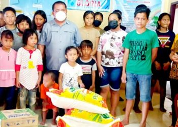 Jekmon Amisi SH bersama anak-anak di Panti Asuhan Gloria Matahit, Desa Matahit, Kecamatan Beo. (Foto: Sahabat JA)