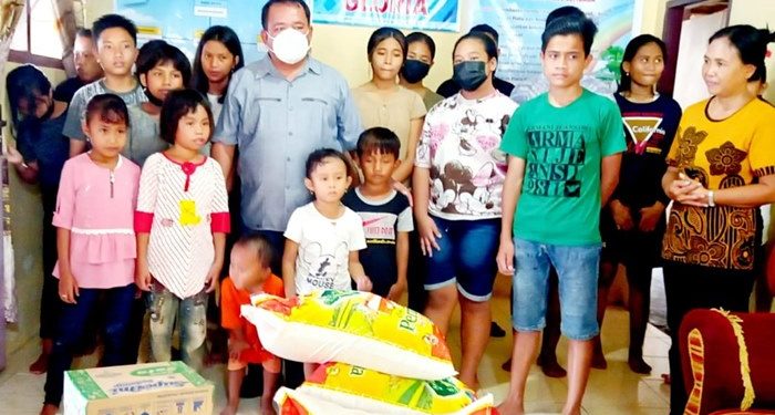 Jekmon Amisi SH bersama anak-anak di Panti Asuhan Gloria Matahit, Desa Matahit, Kecamatan Beo. (Foto: Sahabat JA)