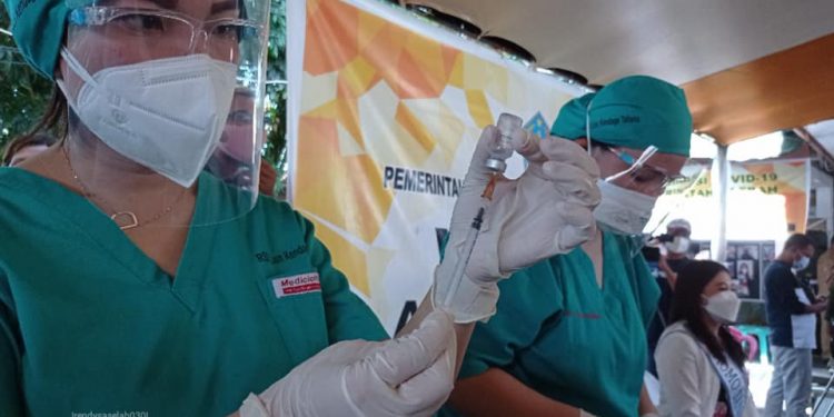 Foto : Vaksinator Kabupaten Kepulauan Sangihe. (Dok: Rendy/Barta1)