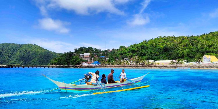Foto : Salah satu pemandangan menarik, beberapa pemuda di atas perahu dengan latar Desa Para Lelle. (Dok. Fanpage Desa Wisata Para Lelle)