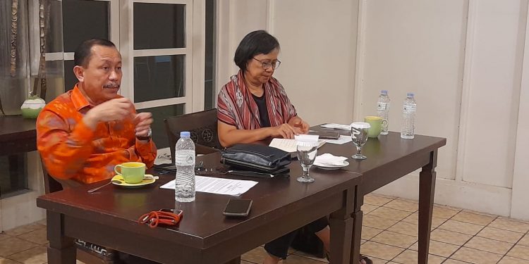 Foto : Ketua Komnas HAM Ahmad Toufan Damanik didampingi Komisioner Pengkajian dan Penelitian Sandra Moniaga dalam Siaran Pers di Manado. (Dok: Istimewa)