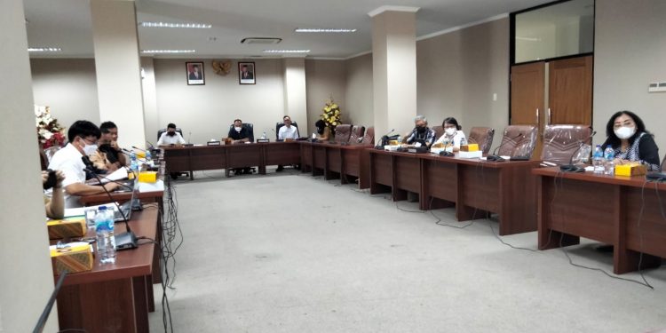 Foto : Bappemperda DPRD Sulut dalam pembahasan Ranperda Pertambangan (Dok: Meikel/Barta1)