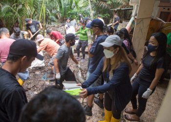 Foto : Aksi bersih-bersih sampah di pasar ikan Manganitu (Dok. Istimewa)