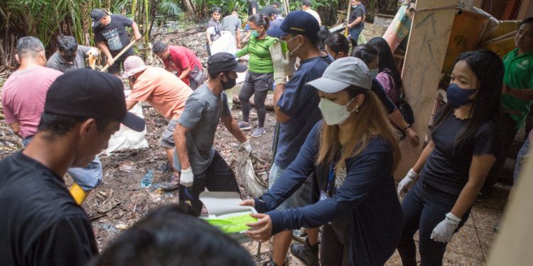 Foto : Aksi bersih-bersih sampah di pasar ikan Manganitu (Dok. Istimewa)