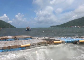 Foto : Dermaga Apung yang terombang ambing di pesisir boulevard Tidore (Dok. Rendy/Barta1)