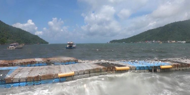 Foto : Dermaga Apung yang terombang ambing di pesisir boulevard Tidore (Dok. Rendy/Barta1)