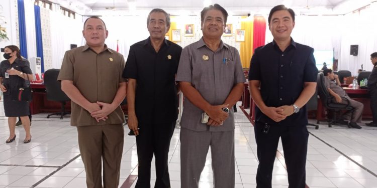 Foto : Bupati Jabes Ezar Gaghana bersama pimpinan DPRD Sangihe usai pembahasan LKPJ tahun anggaran 2021 di Gedung DPRD Sangihe (Dok. Rendy/Barta1)