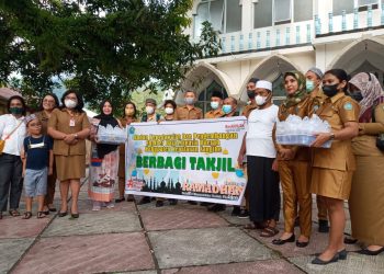 Pembagian Takjil oleh BKPSDMD di Kelurahan Tidore, Tahuna Timur. (Foto: Istimewa)