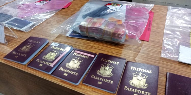 Foto : Barang bukti berupa Paspor para korban dan uang milik tersangka (Dok. Rendy/Barta1)