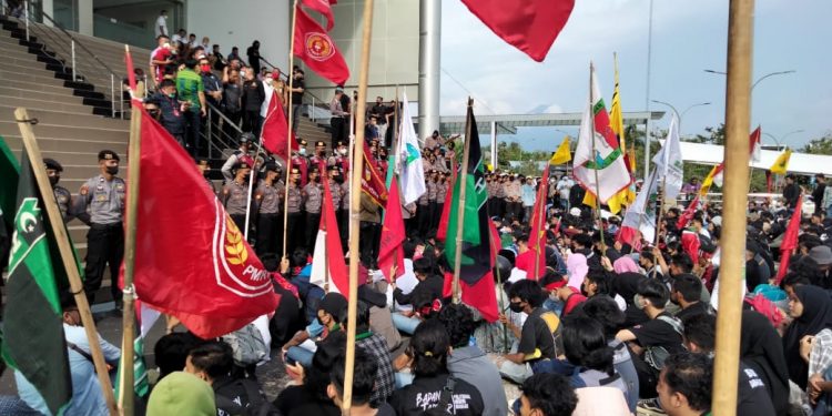 Tolak Masa Jabatan Presiden, Ratusan Mahasiswa Berdemo di Kantor DPRD Sulut