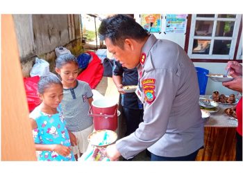 Foto : Kapolres KepulauanSangihe, AKBP Denny Wely Wolter Tompunuh saat membeli Es keliling yang dijual oleh anak-anak di Kampung Bukide. (Dok. Rendy/Barta1)