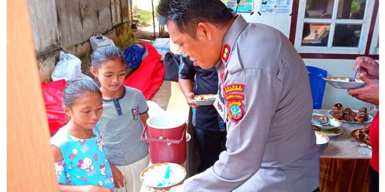 Foto : Kapolres KepulauanSangihe, AKBP Denny Wely Wolter Tompunuh saat membeli Es keliling yang dijual oleh anak-anak di Kampung Bukide. (Dok. Rendy/Barta1)