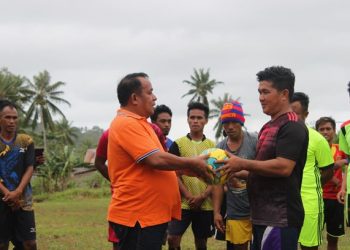 Djekmon Amisi saat memberikan bantuan dan motivasi kepada salah satu club sepak bola.