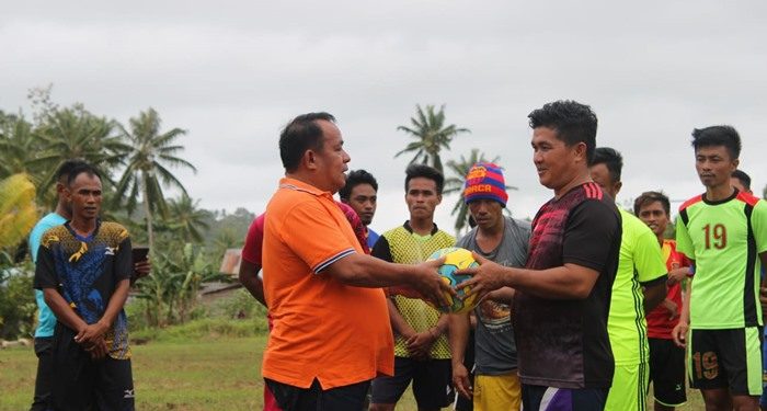 Djekmon Amisi saat memberikan bantuan dan motivasi kepada salah satu club sepak bola.