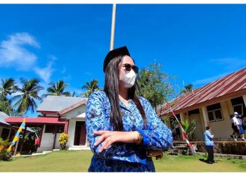 Foto : Savelia Viane Warouw guru yang mengabdi di Pulau Matutuang perbatasan Indonesia dan Filipina (Dok. Istimewa)