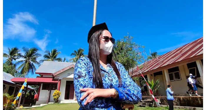 Foto : Savelia Viane Warouw guru yang mengabdi di Pulau Matutuang perbatasan Indonesia dan Filipina (Dok. Istimewa)