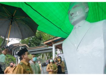 Foto: Bupati Jabes Ezar Gaghana mengamati monumen Dokter Gyula Csezko yang dibangun di pintu masuk RSD Liun Kendage Tahuna oleh perupa Alffian Walukow. (Dok. Stenly Pontolawokang)