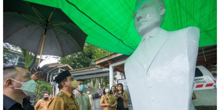 Foto: Bupati Jabes Ezar Gaghana mengamati monumen Dokter Gyula Csezko yang dibangun di pintu masuk RSD Liun Kendage Tahuna oleh perupa Alffian Walukow. (Dok. Stenly Pontolawokang)