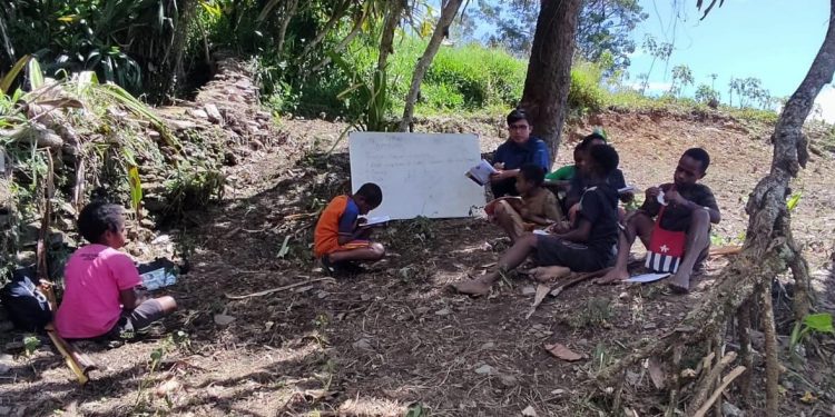 Berhenti dari Perusahaan Tambang, Jeremy Tingginehe Jadi Guru di Pedalaman Papua