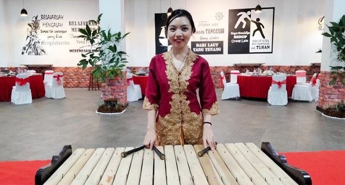 Pengiring Kolintang dari Sanggar Ma'zani, Jilly Brigita Ngantung (Foto Meikel Barta1.com)