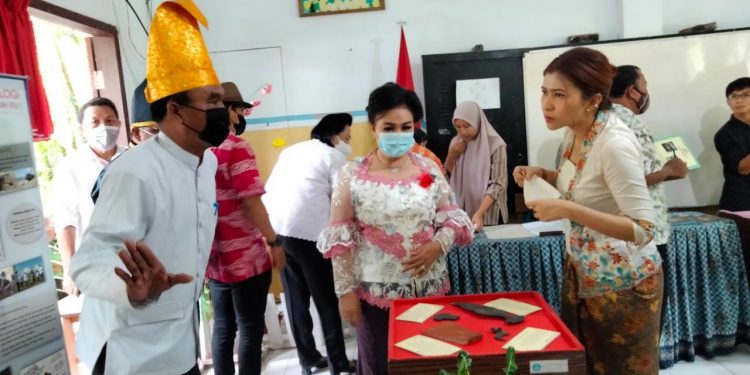 Hardiknas di SMPN 11 Manado dengan Menggelar Festival Budaya