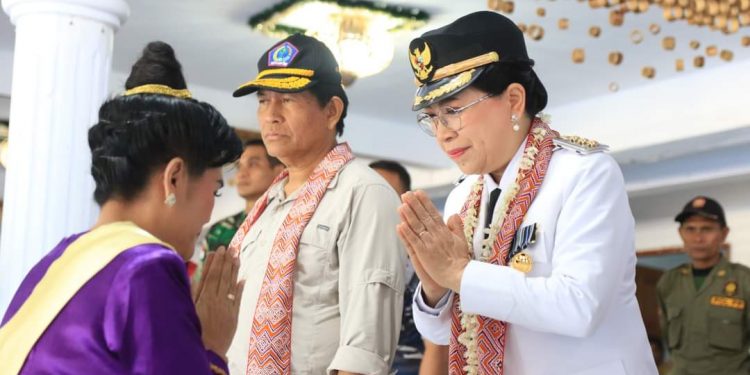 Prosesi adat penyambutan Penjabat Bupati Kepulauan Sangihe, dr. Rinny Tamuntuan. (Istimewa)
